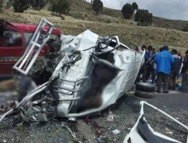 Τραγωδία στη Βολιβία: Δεκαεπτά νεκροί σε σύγκρουση λεωφορείων (φώτο)
